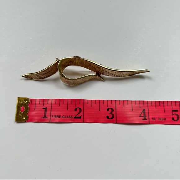 Vinrage Coro Goldtone Brooch - Picture 2 of 5
